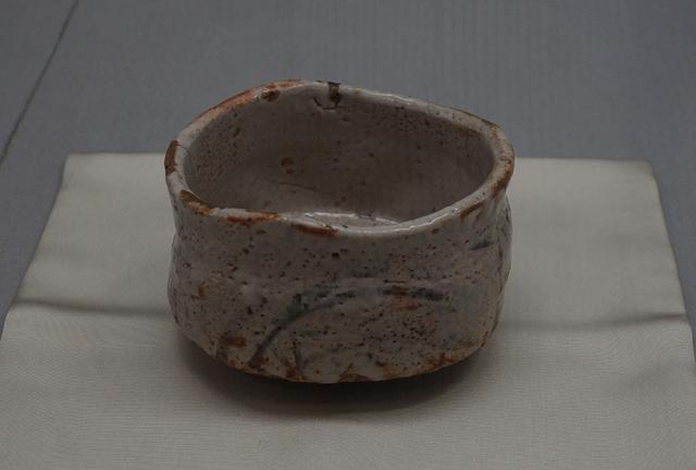 画像: 志野茶碗 銘 振袖 安土桃山~江戸時代・16~17世紀 東京国立博物館蔵