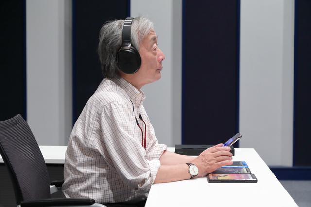 画像: XP-EXT1はプロセッサーとヘッドホンからなる2ピースのシステム。スマホを使って自動測定を行ない、そのユーザーだけのカスタマイズされたデータを生成する。入力切替えやモード切替えもスマホで可能だ。写真は取材時の麻倉さん