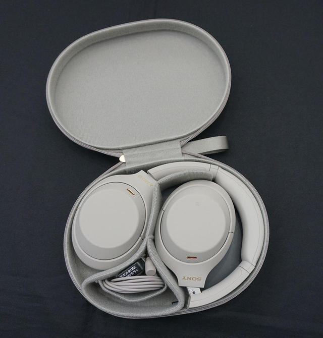 画像: キャリングケースに収納した様子。充電用のUSB Type-Cケーブル(20cm)や有線接続用ヘッドホンケーブル(1.2m)、航空機用プラグアダプターも付属している