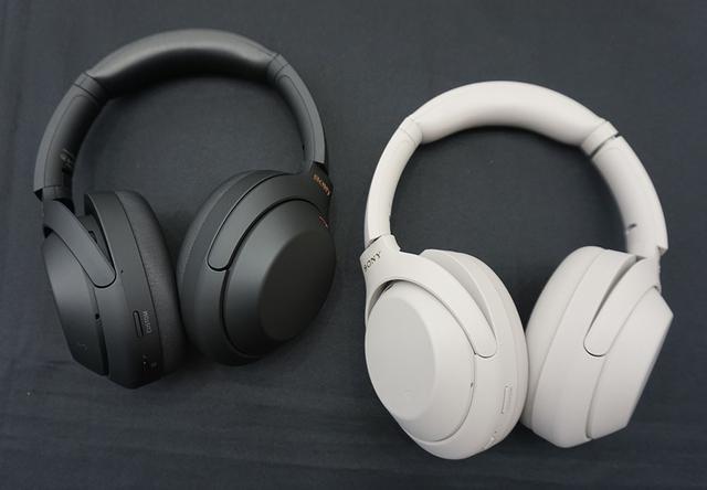 画像: 「WH-1000XM4」のブラック(左)とプラチナシルバー(右)。光沢を抑えたマット仕上げに変更された