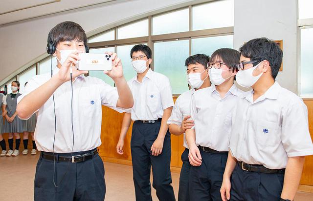 画像: 音のVRを体験する、桐光学園合唱部のメンバー