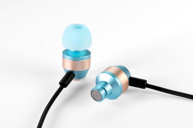 画像1: ピエール中野コラボイヤホン“有線ピヤホン”こと「HSE-A1000PN」に限定色「リスペクトブルー」登場