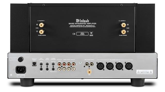 画像: リアビュー。下部の入出力端子は、右から2系統のXLRバランス入力、フォノ(MM)入力、3系統のRCAアンバランス入力、RCAアンバランス出力が並ぶ。スピーカー出力は1系統。
