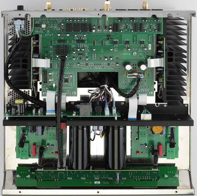 画像: 底板を外した内部。リアパネル側に配される出力段はダイレクトカップルド構成のソリッドステート設計。出力素子には、5ピンのバイポーラ・トランジスターであるThermalTrak出力トランジスターを採用する。