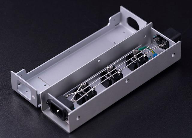 画像: トップカバー(右)はアルミ、ボトムシャーシ(左)はスチール製に変更された。電源ラインはロスを抑えるためにストレート配線を採用