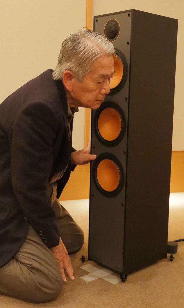 画像: ↑ユニットの音を確認する高津氏。