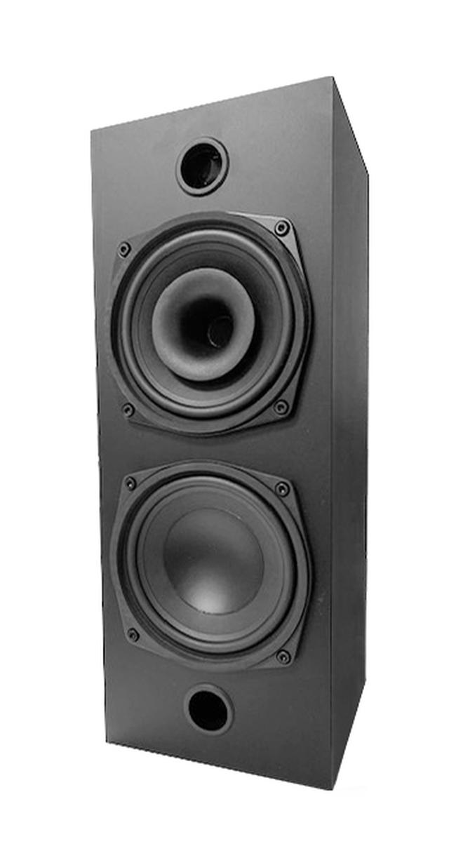 画像: 劇場の両サイドと後方に設置されたサラウンドスピーカーは計8本。W500×H190×D210mmのエンクロージャーに6.5インチ口径の同軸2ウェイ・ユニット、サブウーファーが搭載される。本機はクラスDアンプが採用されたアクティヴ仕様