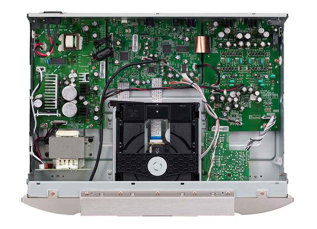 画像: D/Aコンバーターチップの「AK4490EQ」はドライブメカ右横の基板に取り付けられている。その後段のアナログ回路は同社伝統のHDAM-SA2回路によるフルディスクリート構成を採用