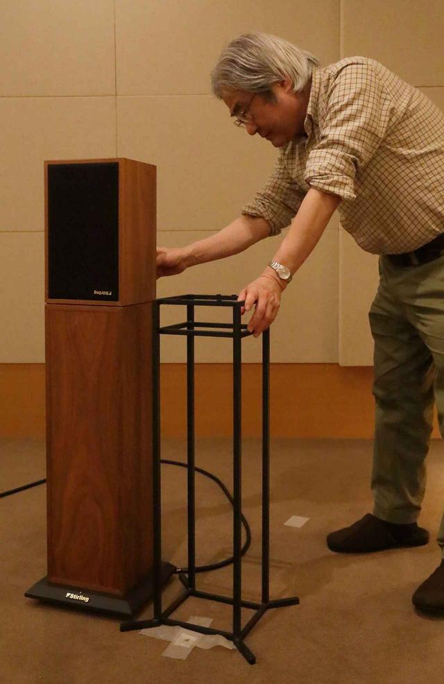 画像: 設置状況を確認する吉田氏。