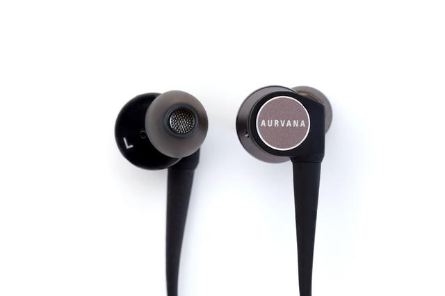 画像: ▲イヤホン部分は、有線タイプのハイレゾイヤホン「Aurvana Trio」をベースにしている。2基のバランスド・アーマチュア(BA)型ドライバーと、10mm径のダイナミック型ドライバーの3基構成となる