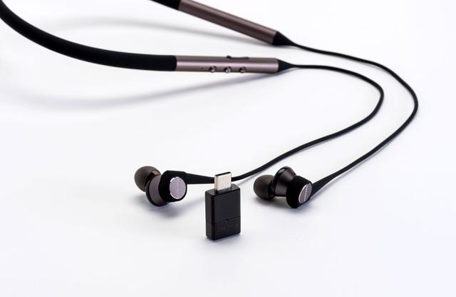 画像: ▲「Aurvana Trio Wireless」と「BT-W3」を組み合わせると用途が広がり、音楽再生からゲームプレイまで、さまざまな環境で、コンテンツを高音質に楽しむことができる。クリエイティブメディアの直販サイトでは、割安なセット販売も行なわれている(¥12,582+税)