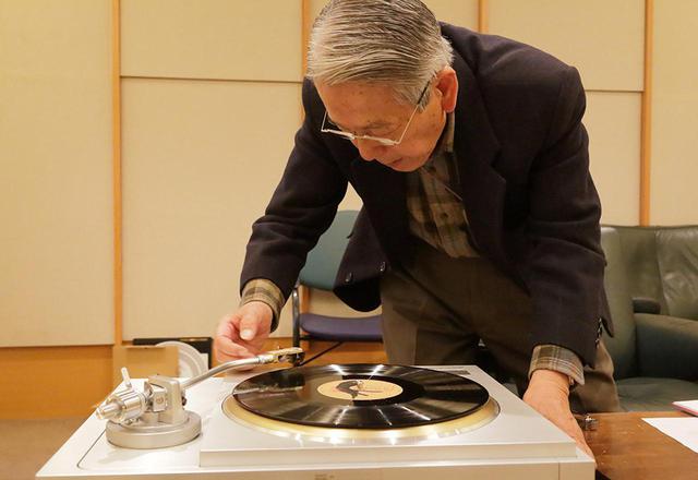 画像: レコードに針を下ろす高津氏。