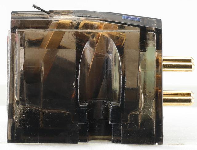 画像: 従来6NOFC線材を採用していたコイルを、5N銀線に変更。筐体は硬質なポリカーボネートによるボディの側面構造を2重構造とし強度を高め、不要な共振の発生を防ぐ。