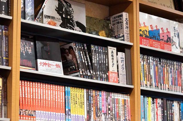 画像: インタビュールームには、大映時代からの名作のパッケージソフトが並んでいる。ぜひ4Kブルーレイで発売してもらいたいですね
