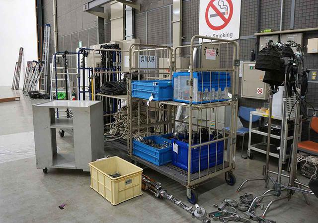 画像: 何気なく置かれた撮影用機材もすべて収納場所が決まっており、常に整理整頓されているとのこと。どう使ったら一番効率的かを現場の社員が考えてアイデアを出し合っているそうで、その成果がこの綺麗な状態に表れているのでしょう