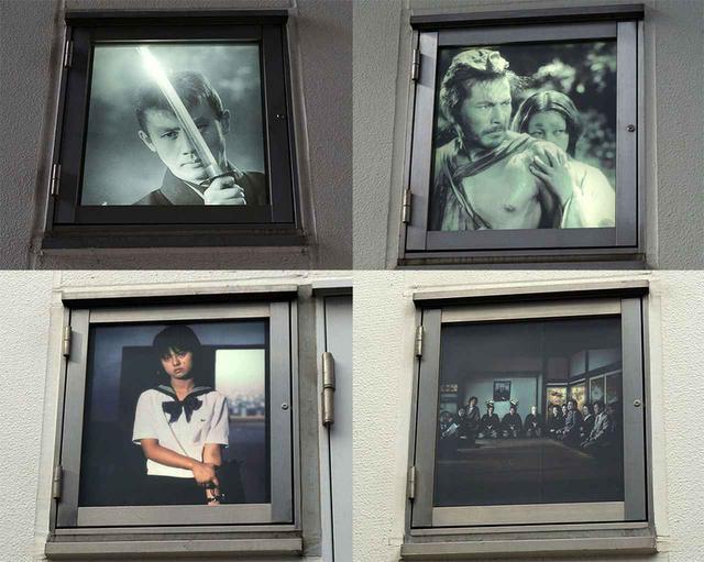 画像: スタジオ棟の窓をよく見ると、有名映画のスチルがライトアップされていた。角川大映スタジオでは、あちこちに映画に関連したアイテムがあしらわれている