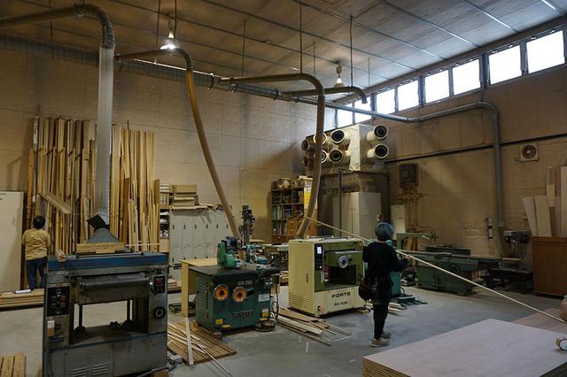 画像: 大道具などを製作する美術作業場。ここで働いているスタッフもすべて角川大映スタジオの社員とのこと。こういった“作業場”はどうしても煩雑になりがちだが、資材から工具、廃材に至るまできれいに整理されており、さながらアトリエのようだった