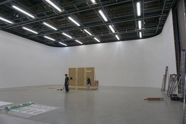 画像: 建物4階にあるステージDの全景。床面がPタイルという点を除けば他となんら変わりはない(ステージA/Bはコンクリート仕上げ)。遮音もしっかりしており、隣のステージCや下のステージBと一緒に撮影していても問題ないのだとか