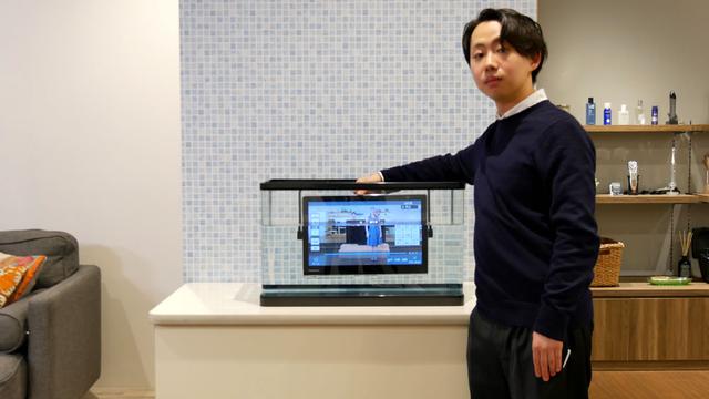 画像: 「プライベート・ビエラ」のテレビ部分は防水仕様なので、水につけても大丈夫、というデモ