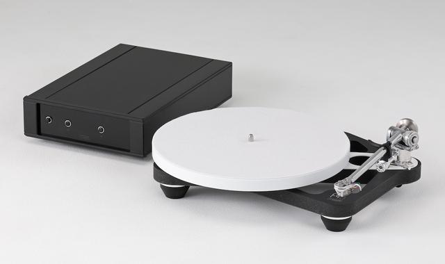 画像: レガ Planar 10 ¥650,000(税別) ●型式:スタティックバランス型 プレーヤー部●駆動方式:ベルトドライブ●モーター:ACシンクロナスモーター●回転数:33・1/3、45rpm●ターンテーブル:セラミック製●寸法/重量:W420×H125×D315mm(ダストカバー含む)/4.7kg(本体部)、W218×H80×D320mm/3kg(電源部)●備考:ダストカバー付属、トーンアーム部(RB3300)