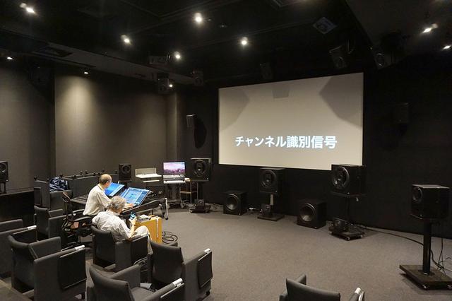 画像: 入交さんが収録した3Dサラウンドの音源を試聴させてもらった。それらの音源収録時にも、マイクが最適な位置になるようにオリジナルのツリーを準備したとか