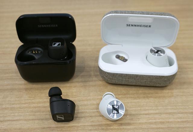 画像: 「CX 400BT True Wireless」(左)と「MOMENTUM True Wireless2」(右)。CX400BTでは充電ケースのサイズがひとまわり小さくなっている