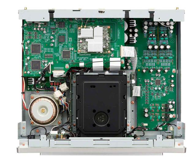 画像: 「SACD 30n」の内部構造。新型ドライブメカの「SACDM-3L」はシャーシ部に従来よりも太いネジで固定され、入念な振動対策が施されている