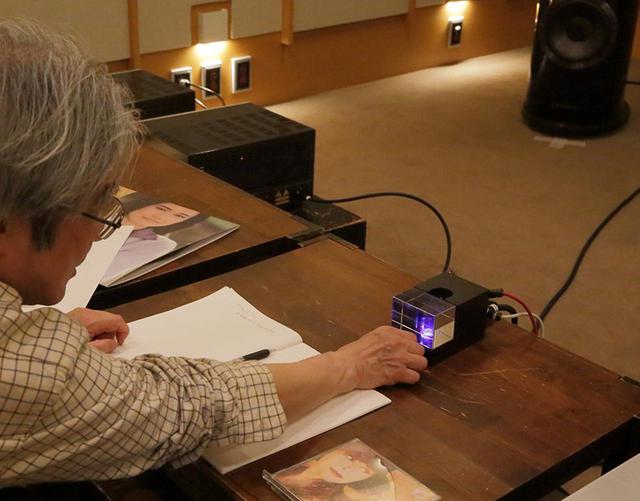 画像: ↑本機のボリュウムを操作する吉田氏。