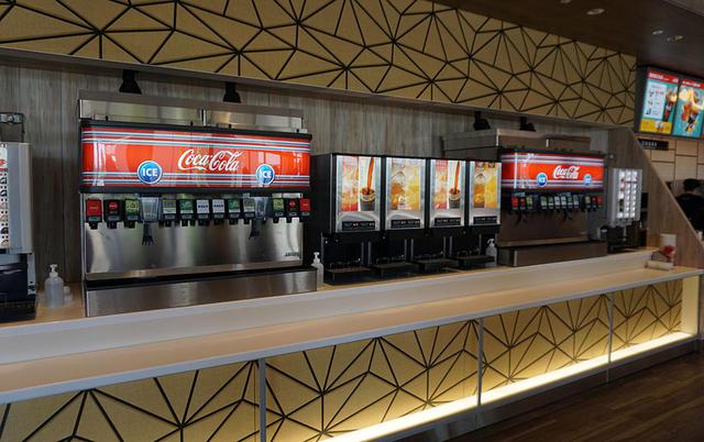 画像: ロビーに設置されたドリンクバーマシン