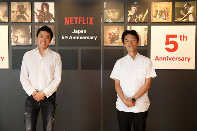 画像: 会見に登壇したNetflix坂本和隆氏(左)と、『今際の国のアリス』の佐藤信介監督