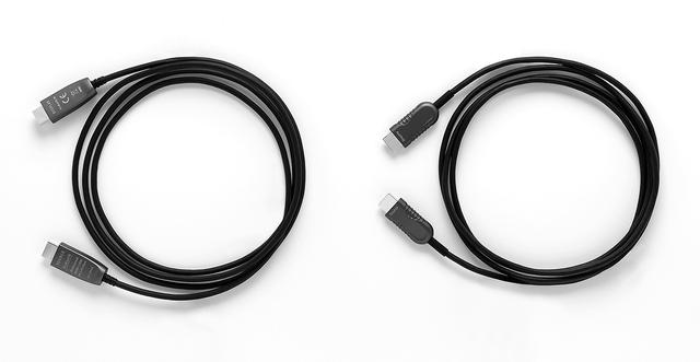 画像: ▲左がHDMI2.1 OPTICAL FIBER CABLE、右がHDMI2.0 OPTICAL FIBER CABLE。ケーブルの太さやプラグの大きさはほとんど変わらない。ケーブルが細くて取り回しがしやすいという美点も変化がない