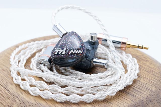 画像1: e☆イヤホン、声優・山下七海とコラボしたユニバーサルIEM「AXH 773 Edition」を期間限定で発売。7万7300円
