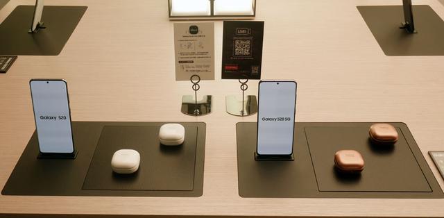 画像: Galaxy Harajukuでは実際に試聴もできる。が、取材日は「Galaxy Buds+ BTS Edition」の購入が目的の女子が多数来店していた