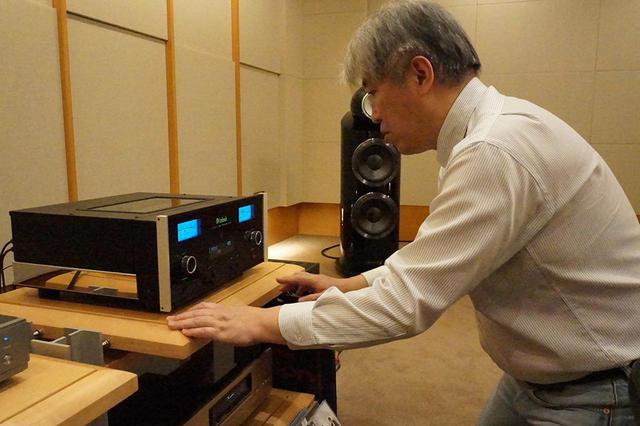 画像: フロントパネルを確認する三浦氏。