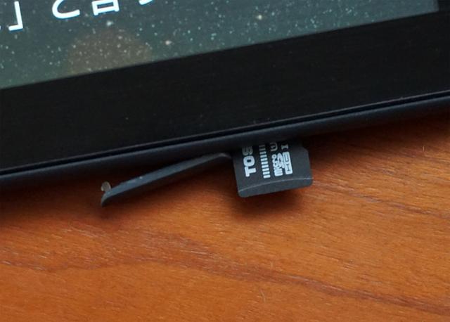 画像: スピーカーの反対側側面にはmicro SDカードスロットを備えており、ここに保存した音楽や映像データの再生も可能