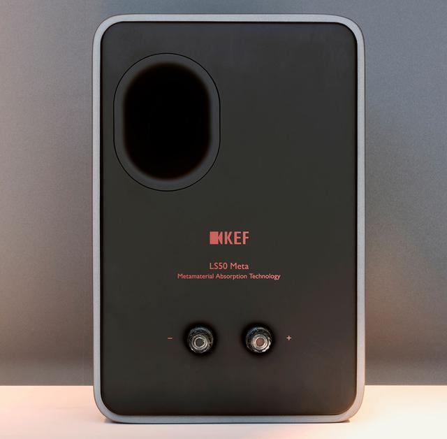 画像: 「LS50 Meta」のリアパネル。従来モデルに比べて丸みを帯びたフォルムとなった
