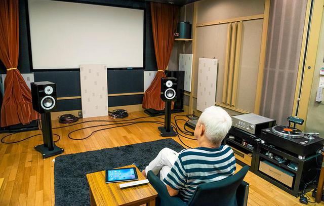 画像: 音の試聴はリモートインタビューとは別の日程で、ヤマハの試聴室で行った。SACDからアナログレコード、ハイレゾ音源まで、様々なソースをじっくり聴いてもらっている