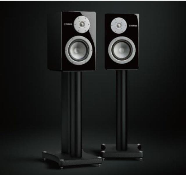 画像: 「NS-3000」を専用スタンドの「SPS-3000」に載せたところ。この状態で音決めが進められたとのことなので、お店などで音を聴く際にも可能であれば専用スタンドと組み合わせて下さい