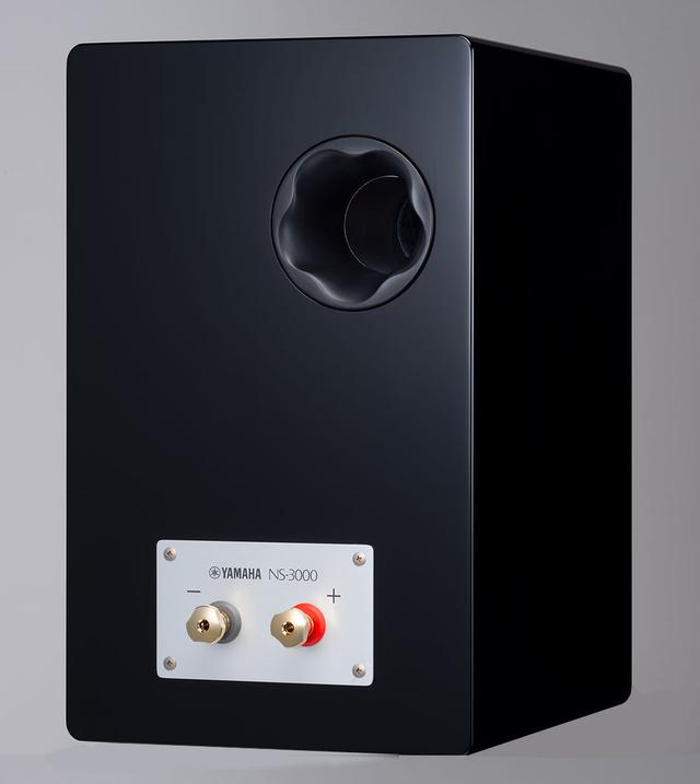 画像: 「NS-3000」の背面。スピーカー端子はバナナプラグ対応のネジ式を搭載。右上のバスレフポートは形状や内部の長さ、固定方法まで細かい検証が積み重ねられたとか