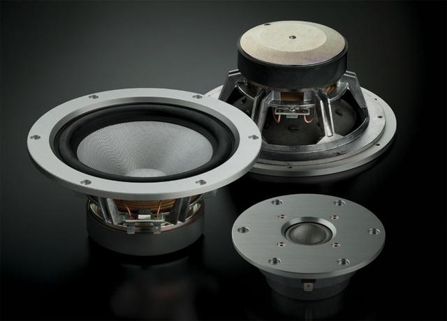 画像: 「NS-3000」に搭載されている30mmトゥイーター(右下)と160mmウーファー。どちらも振動板には東洋紡が開発した世界一の強度を備えた繊維素材の「ZYLON®」が使われている