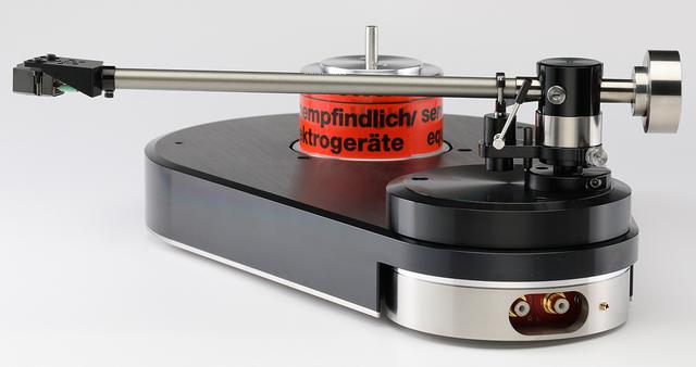 画像: トーンアームTonearm 10.0はハードアルミとステンレスの複合構造によるアームパイプを採用。アルミ切削加工による40mm厚のベース部は脚部3点支持で、ベース部にはRCAアンバランス出力端子とアース端子を装備する。