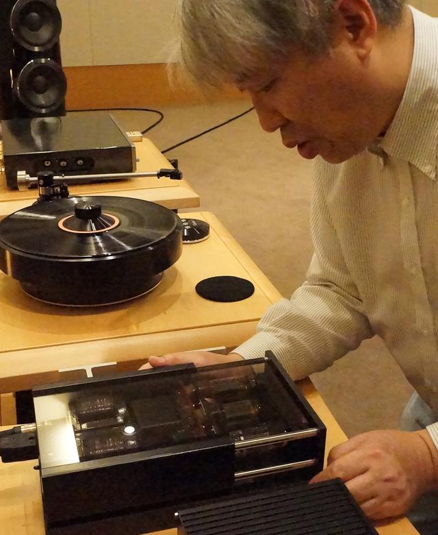 画像: 真空管式電源RöNt Ⅱの内部を確認する三浦氏。