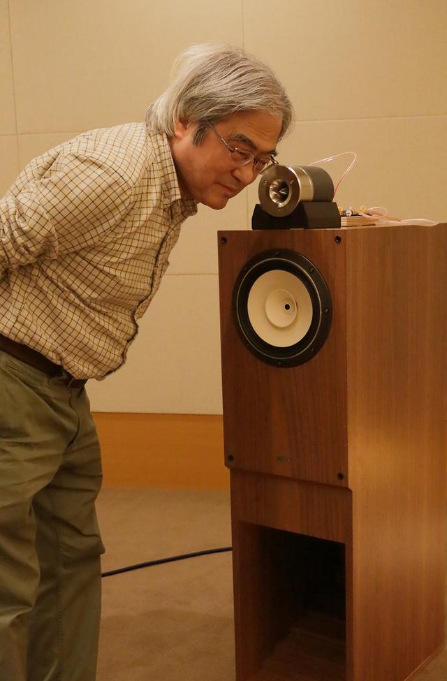画像: コンデンサーのつなぎ替えでの音を確認する吉田氏。