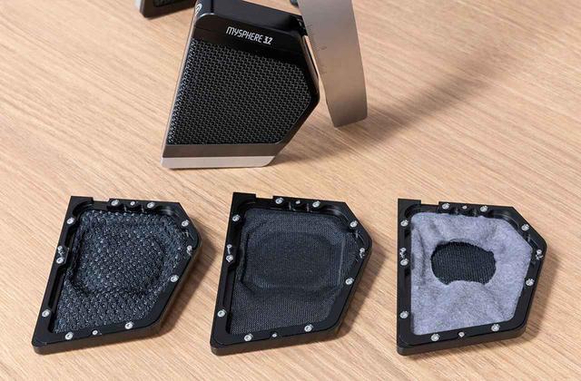画像: 「MYSPHERE 3」の交換用クッションは、3種類をラインナップ。写真左が従来モデルに付属していた「Standard(スタンダード)」で、中央が「Transparent(トランスペアレント)」、右が「Base(ベース)」。パッドの内側の素材や形状を変えることで、アコースティックに音をチューンする仕組みだ