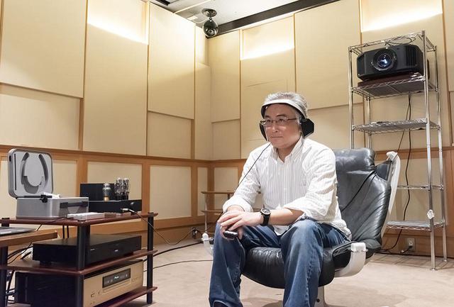 画像: 音楽コンテンツだけでなく、映像付ソフトも楽しめるかを確認した。JVC「DLA-V9R」を使った120インチ/シネスコ映像との組み合わせでも、没入感のある映画体験が可能だった