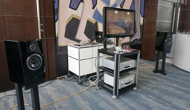 画像: ホワイエに設置されたシステムで配信経由の音も確認できた