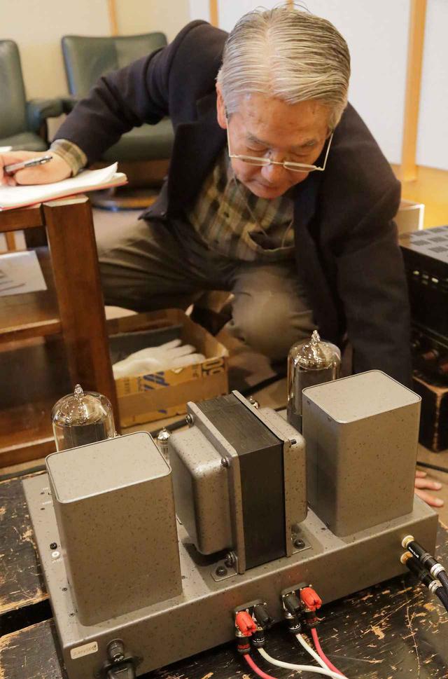 画像: エルログER845を搭載したSV-S1628Dを確認する高津氏。