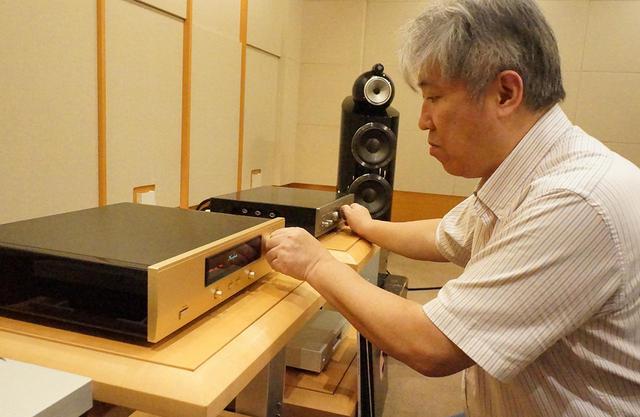 画像: 入力を切り替えて操作を確認する三浦氏。