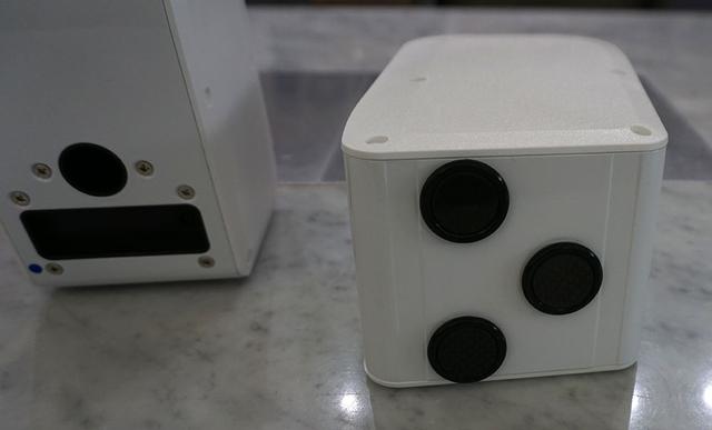 画像: 本体底面にはネオフェード・カーボンマトリックス製のインシュレーターを3基装備。建築用の強力テープ(厚さ0.1mm)でしっかり固定されている