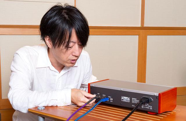 画像: NASとUSB DACの間に「RMP-UB1」を加えることで、Direttaを使った音源データの伝送が可能になる。今回は「RMP-UB1」あり/なしを適宜つなぎ替えて音の変化を確認している